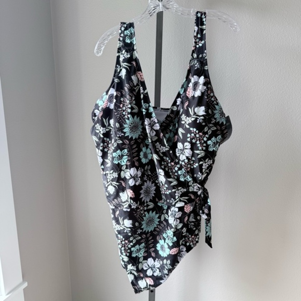 NWT Aqua Couture women’s black/ multi-floral one piece swimsuit size 3X